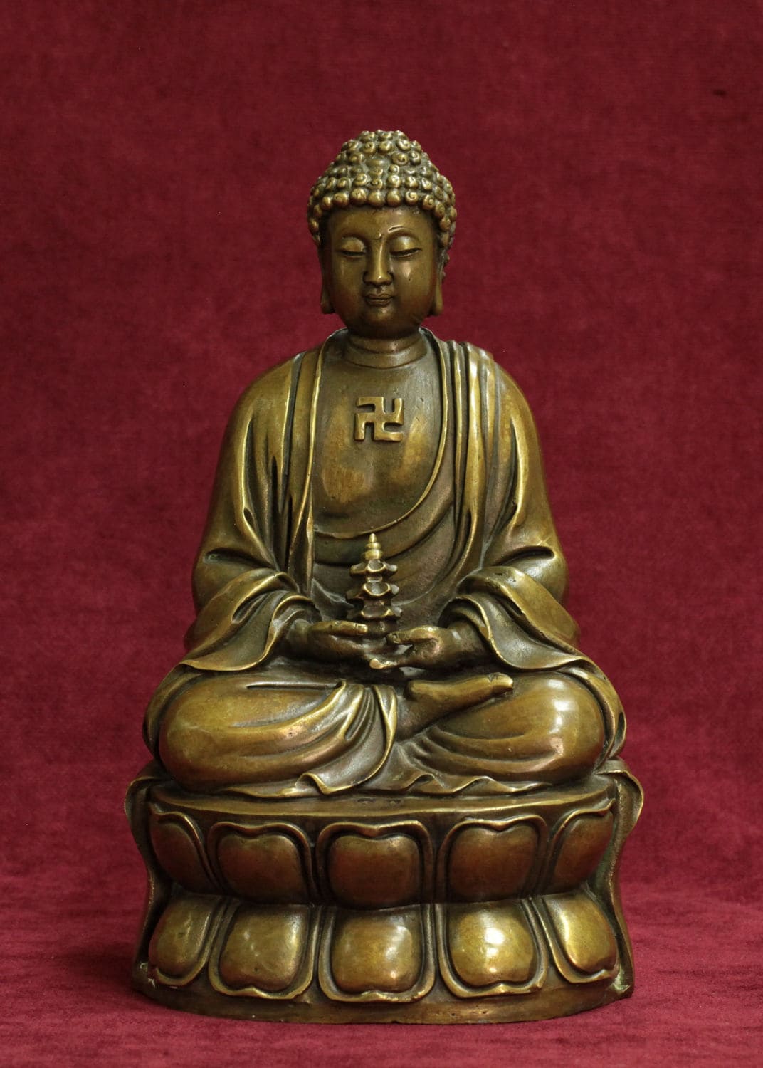 Статуэтка Будда Шакьямуни (свастика), сидящий на цветке лотоса с пагодой в руках.