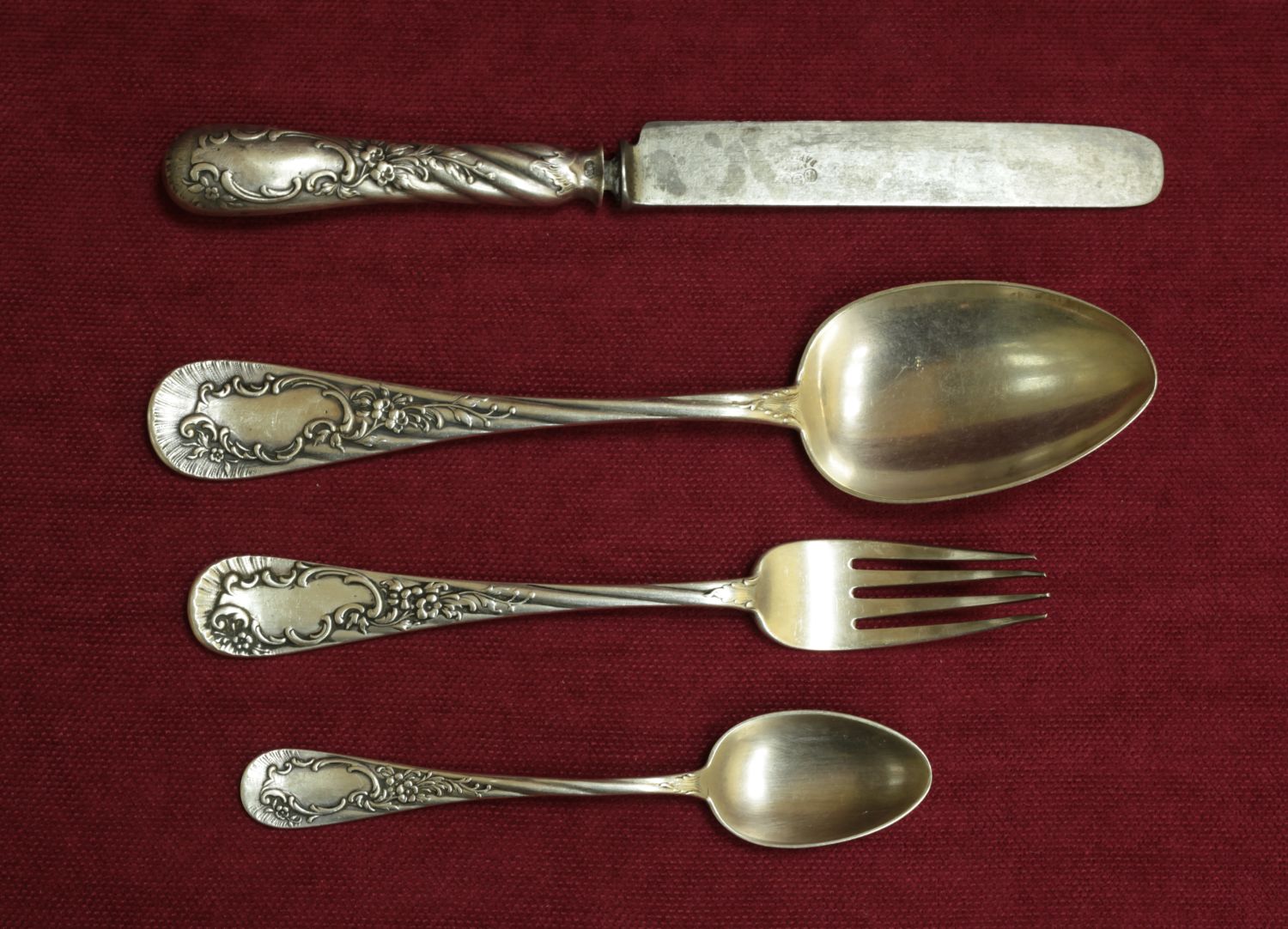 Серебряный набор: столовая ложка, вилка, нож, чайная ложка