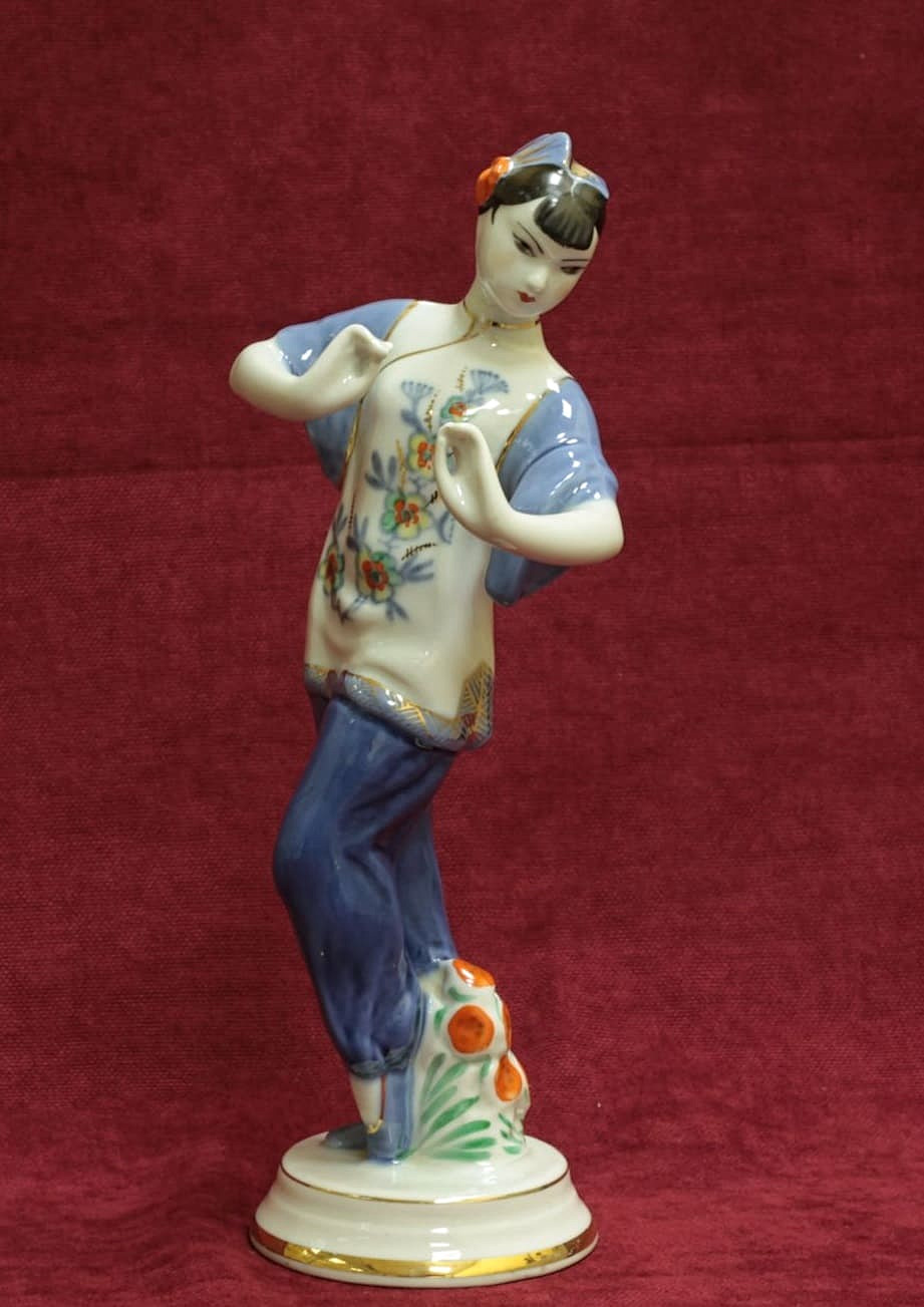 Фарфоровая статуэтка Танцующая китаянка