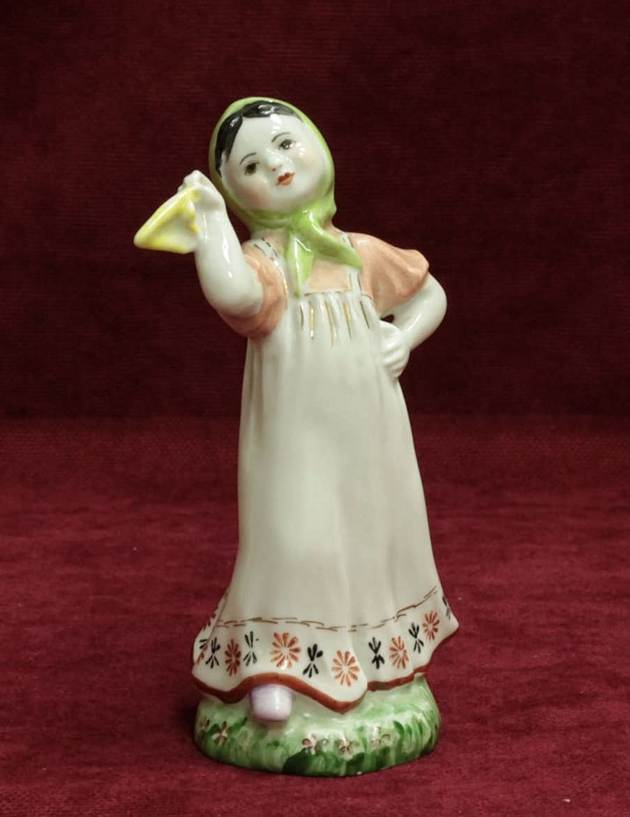 Фарфоровая статуэтка Девочка-плясунья с платочком