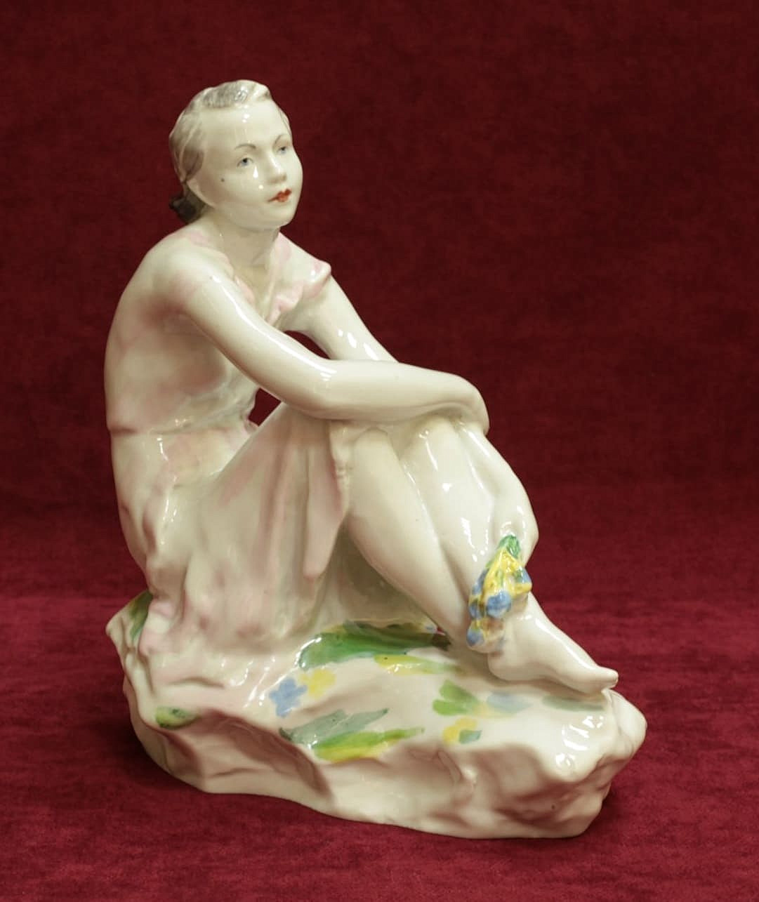 Фарфоровая статуэтка Девушка с букетом
