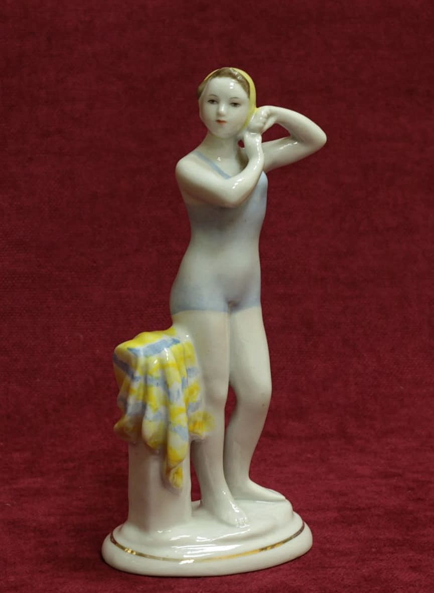 Фарфоровая статуэтка Юная купальщица